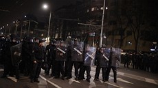 Policie pi protestech zadrela jednoho demonstranta.