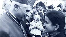 Mnichovský arcibiskup Josef Ratzinger se zdraví s mladou nevidomou enou ped...