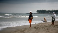 "Rybái na plái Echo Beach nedaleko naeho domu"