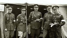 Brigádní generál František Moravec (zcela vpravo) na dobovém snímku se svými... Brigádní generál František Moravec (zcela vpravo) na dobovém snímku se svými...