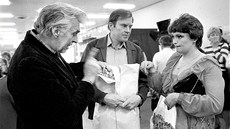 Jan Vlasák (uprosted) pi natáení filmu Dukovany v 70. letech. Vpravo hereka...