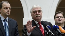 Zástupci ČSSD, poslanec Milan Urban a senátoři Zdeněk Škromach a Marcel Zástupci ČSSD, poslanec Milan Urban a senátoři Zdeněk Škromach a Marcel