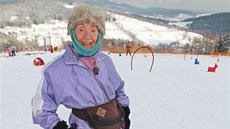 Devadesátiletá Vlasta Giese lyuje ve skiareálu Herlíkovice - Bubákov (7. 2.
