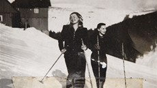 70 let stará fotografie, na které dvacetiletá Vlasta Giese (vpravo) lyuje ve