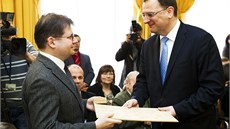 Ocenění pro písničkáře Jaroslava Hutku převzal na ministerstvu obrany jeho syn Ocenění pro písničkáře Jaroslava Hutku převzal na ministerstvu obrany jeho syn