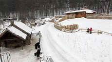 Pohled z majáku u Shetlandského ostrova na zasnený pavilon iraf s výbhem. 