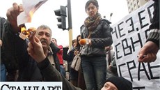Bulhartí demonstranti pálí úty za elektinu od firmy EZ.