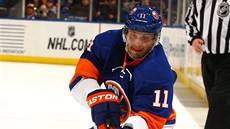 ZPÁTKY V ZÁMOŘÍ. Ľubomír Višňovský v dresu New York Islanders. ZPÁTKY V ZÁMOŘÍ. Ľubomír Višňovský v dresu New York Islanders.
