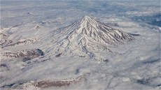 Neaktivní sopka Damávand v Iránu. Fotka zejm pochází z PickyWallpapers.com.