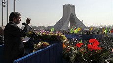 Íránský prezident Mahmúd Ahmadínežád mluví k demonstrantům během oslav 34. Íránský prezident Mahmúd Ahmadínežád mluví k demonstrantům během oslav 34.