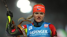 eská biatlonistka Gabriela Soukalová pijídí na stelnici.