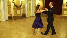 Naučte se základní verzi kubánského tance ča-ča (cha-cha). Naučte se základní verzi kubánského tance ča-ča (cha-cha).