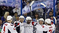 Hokejisté Washingtonu Capitals slaví gól.