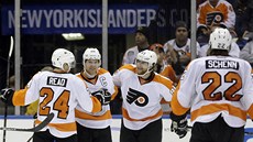 Hokejisté Philadelphie Flyers se radují z gólu, druhý zprava Jakub Voráek.