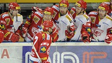 Hokejisté pražské Slavie gratulují svému kapitánovi Petru Kadlecovi k vítězné Hokejisté pražské Slavie gratulují svému kapitánovi Petru Kadlecovi k vítězné