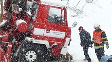 Hasiči se sice snažili střetu s osobním vozidlem zabránit a udělali úhybný Hasiči se sice snažili střetu s osobním vozidlem zabránit a udělali úhybný