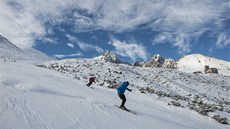 Horní část červené sjezdovky pod Skalnatým plesem Horní část červené sjezdovky pod Skalnatým plesem