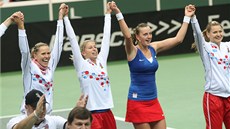 ZA OBHAJOBOU. eské tenistky oslavují postup do semifinále Fed Cupu. 