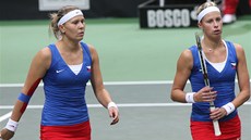 Český deblový pár Lucie Hradecká (vlevo) a Andrea Hlaváčková porazil Český deblový pár Lucie Hradecká (vlevo) a Andrea Hlaváčková porazil