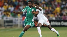 PETLAOVANÁ. Nigérijsksý fotbalista Efe Ambrose, bojuje o balon s Jonathanem