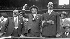 Český rodák Anton Joseph Cermak (vlevo) stojí na snímku vedle svého přítele a Český rodák Anton Joseph Cermak (vlevo) stojí na snímku vedle svého přítele a