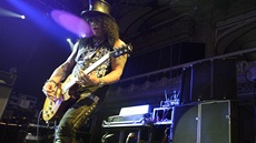 Slash si ve velkém sále praské Lucerny podmanil svojí kytarou publikum.