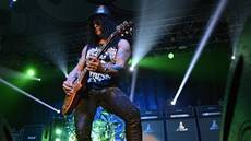 Slash si ve velkém sále pražské Lucerny podmanil svojí kytarou publikum. Slash si ve velkém sále pražské Lucerny podmanil svojí kytarou publikum.