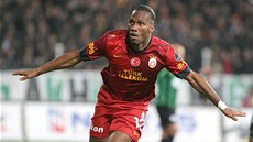 KANONÝR V TURECKU. Útočník Didier Drogba slaví gól v dresu Galatasaraye KANONÝR V TURECKU. Útočník Didier Drogba slaví gól v dresu Galatasaraye