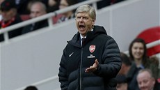 DALŠÍ SELHÁNÍ. Trenér Arsene Wenger sleduje, jak jeho Arsenal prohrává DALŠÍ SELHÁNÍ. Trenér Arsene Wenger sleduje, jak jeho Arsenal prohrává