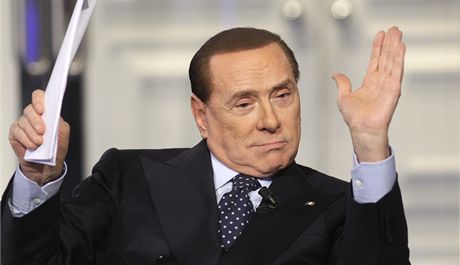 Nkdejí italský premiér Silvio Berlusconi bhem vystoupení v televizní stanici