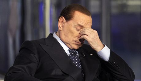 Nkdejí italský premiér Silvio Berlusconi bhem vystoupení v televizní stanici