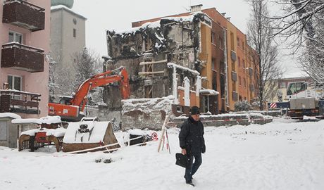 Z ponieného vchodu tí bytovek nezstane nic (stav na fotografii z 23. února), nyní jde hlavn o sousední ást domu.