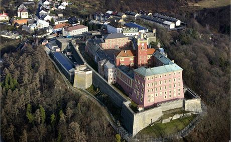 Ve vznici Mírov probíhá od víkendu velká razie Generální inspekce bezpenostních sbor. Ta zadrela u osm lidí.