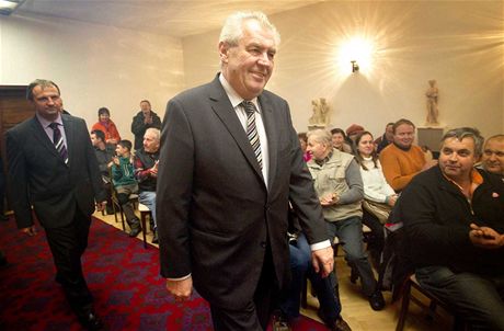 Milo Zeman sloí prezidentský slib do rukou pedsedy Senátu v pátek 8. bezna na spolené schzi obou komor parlamentu ve Vladislavském sále Praského hradu.