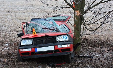 Uvnit Volkswagenu Golf se u ermanic zranilo pt lidí.