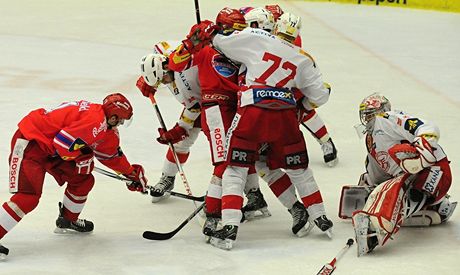 Hokejisté eských Budjovic se tlaí ped brankáe Slavie Miroslava Kopivu. 