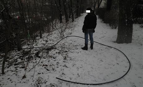 enu, která táhla od eleznice dvacetimetrový kabel, chytili stráníci pímo