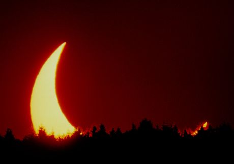 Na snímku ástené zatmní Slunce z kvtna 2003. Na jeho pravém cípu je vidt, jak mohla iluze vyvolaná Msícem vypadat.