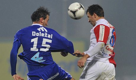 Olomoucký fotbalista Martin Doleal (vlevo) v souboji s Martinem Dobrotkou ze