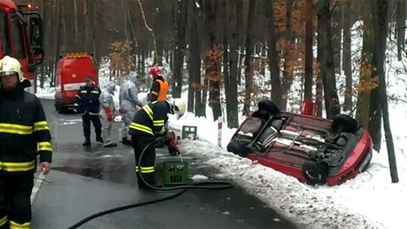 idika, ktrá peváela chemikálie, skonila s autem v píkopu. Pi nehod ji ván poleptaly chemikálie.