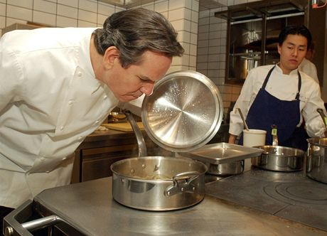 éfkucha Thomas Keller v kuchyni své restaurace Per Se v New Yorku kontroluje