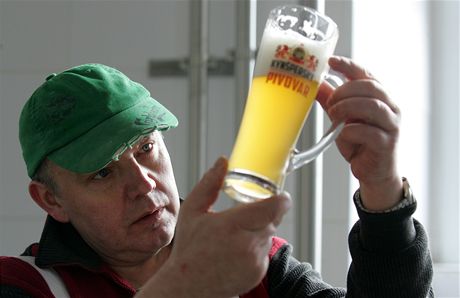 Sládek Miroslav Broz se sklenicí dvanáctistupového piva Kynperský zajíc.