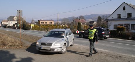 Policisté nepouitelného mue za volantem nachytali dvakrát po sob. (Ilustraní snímek)