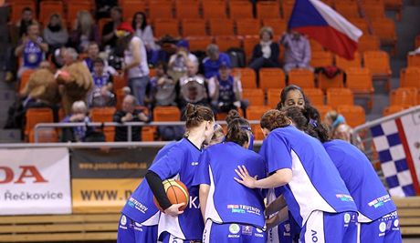 Hráky a fanouci basketbalového Trutnova.