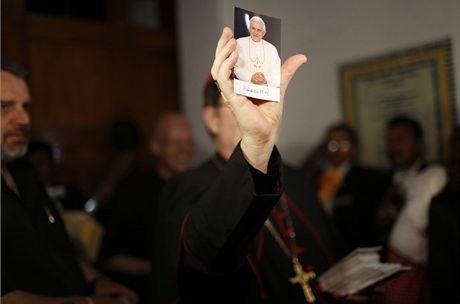 S papeem se louí lidé na celém svt. Na snímku shromádní vících v