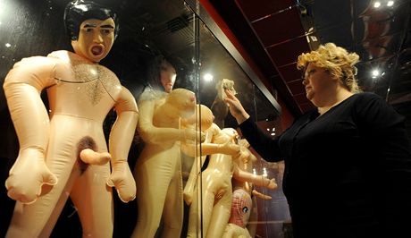 Z expozice erotickho muzea MuzEros v Petrohradu