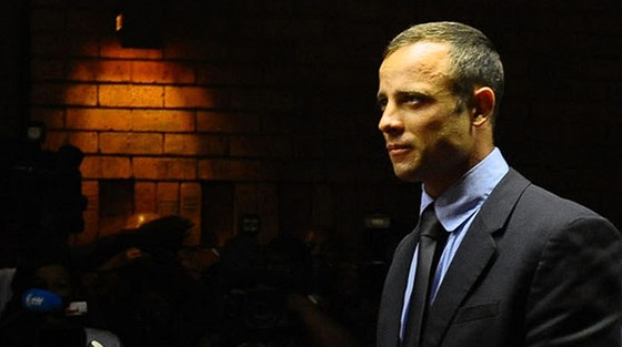 Oscar Pistorius u soudu v Pretorii (19. února 2013)