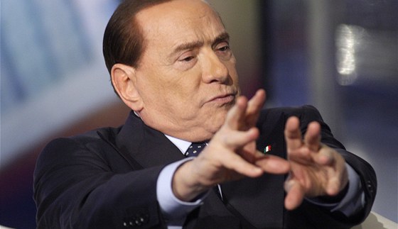Nkdejí italský premiér Silvio Berlusconi bhem vystoupení v televizní stanici...