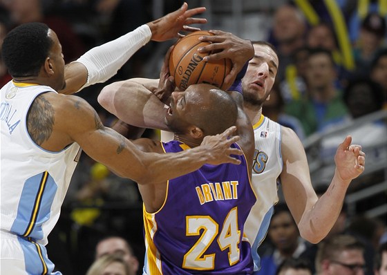 Hvzda LA Lakers Kobe Bryant poznává tvrdost hrá Denveru. Vpravo ho