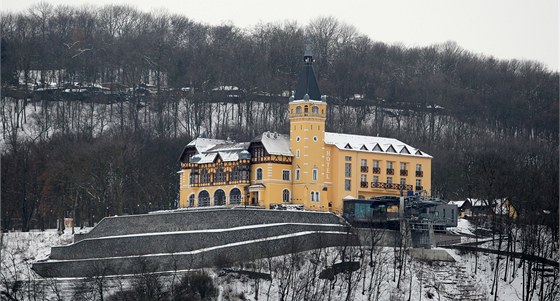 Hotelová pístavba výletní restaurace Vtrue patí k nejkritizovanjím novodobým stavbám v Ústí. Architekti o ní mluví jako o kombinaci podnikatelského baroka s Bratislavským hradem. Firma na ni dostala evropskou dotaci osmdesát milion korun.